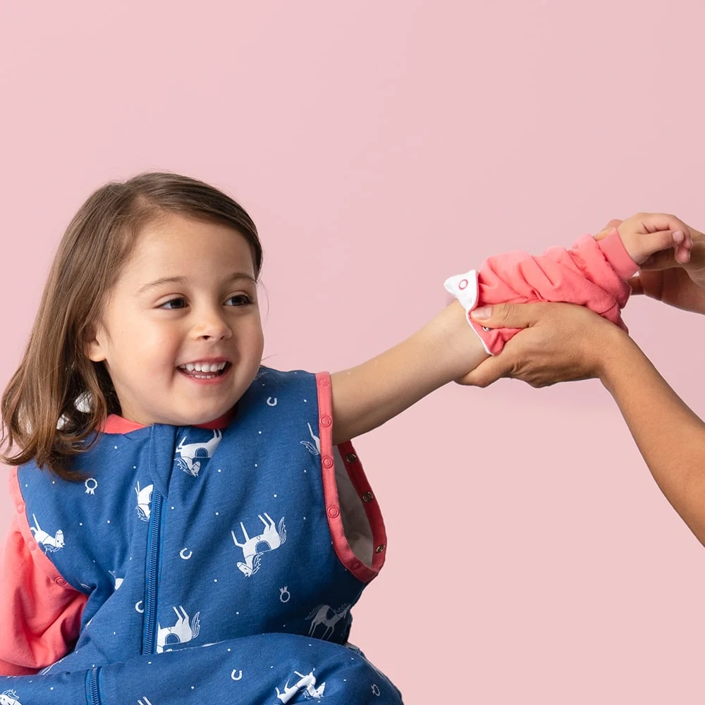 CELOROČNÝ PROTISKLZOVÝ spací vak s odopínateľnými rukávmi a s voľnými nohami „DUPAČKY“  Koníci, 100% BAVLNA, 120cm