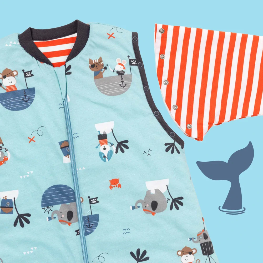 CELOROČNÝ PROTISKLZOVÝ spací vak s odopínateľnými rukávmi a s voľnými nohami „DUPAČKY“  Piráti, 100% BAVLNA, 90cm