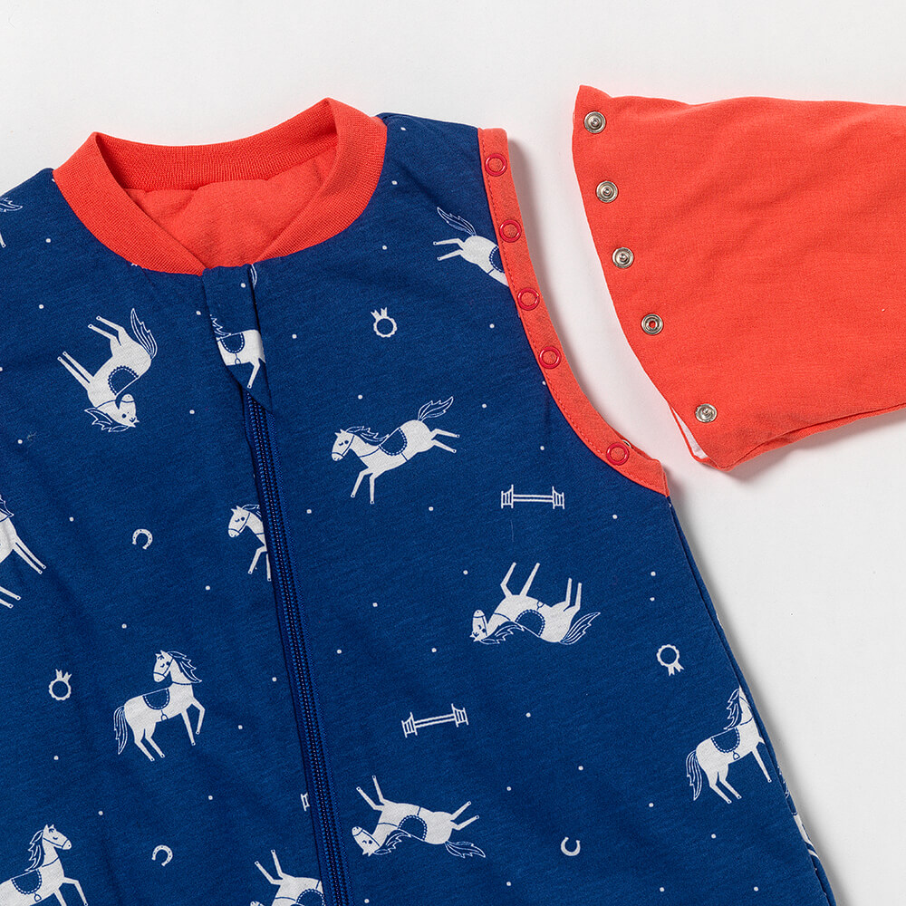 CELOROČNÝ PROTISKLZOVÝ spací vak s odopínateľnými rukávmi a s voľnými nohami „DUPAČKY“  Koníci, 100% BAVLNA, 90cm