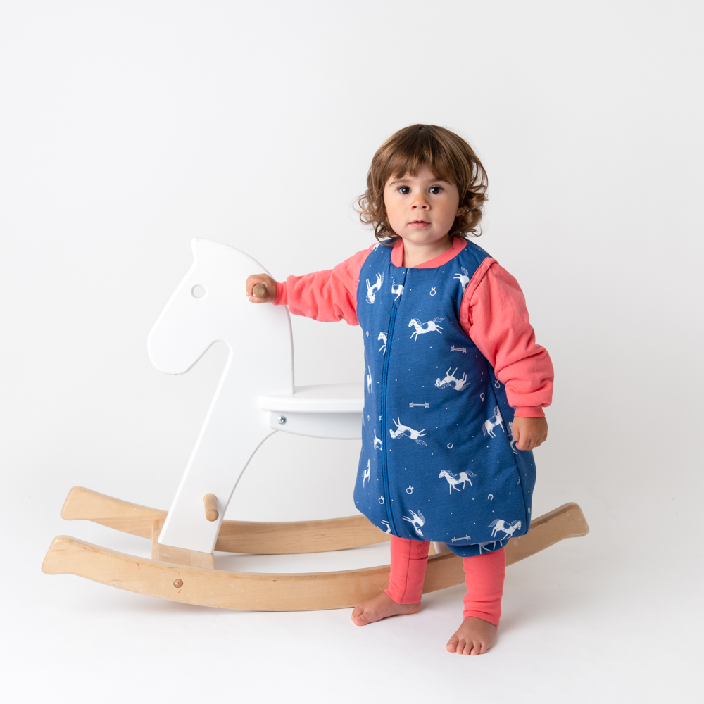 CELOROČNÝ PROTISKLZOVÝ spací vak s odopínateľnými rukávmi „DUPAČKY“ , 100% BAVLNA Koníci 80cm