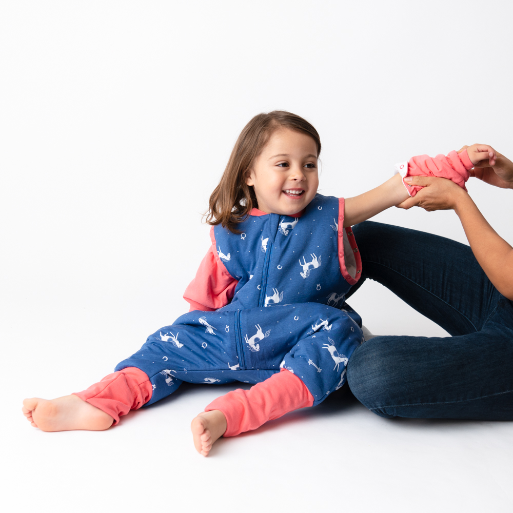 CELOROČNÝ PROTISKLZOVÝ spací vak s odopínateľnými rukávmi a s voľnými nohami „DUPAČKY“  Koníci, 100% BAVLNA, 90cm